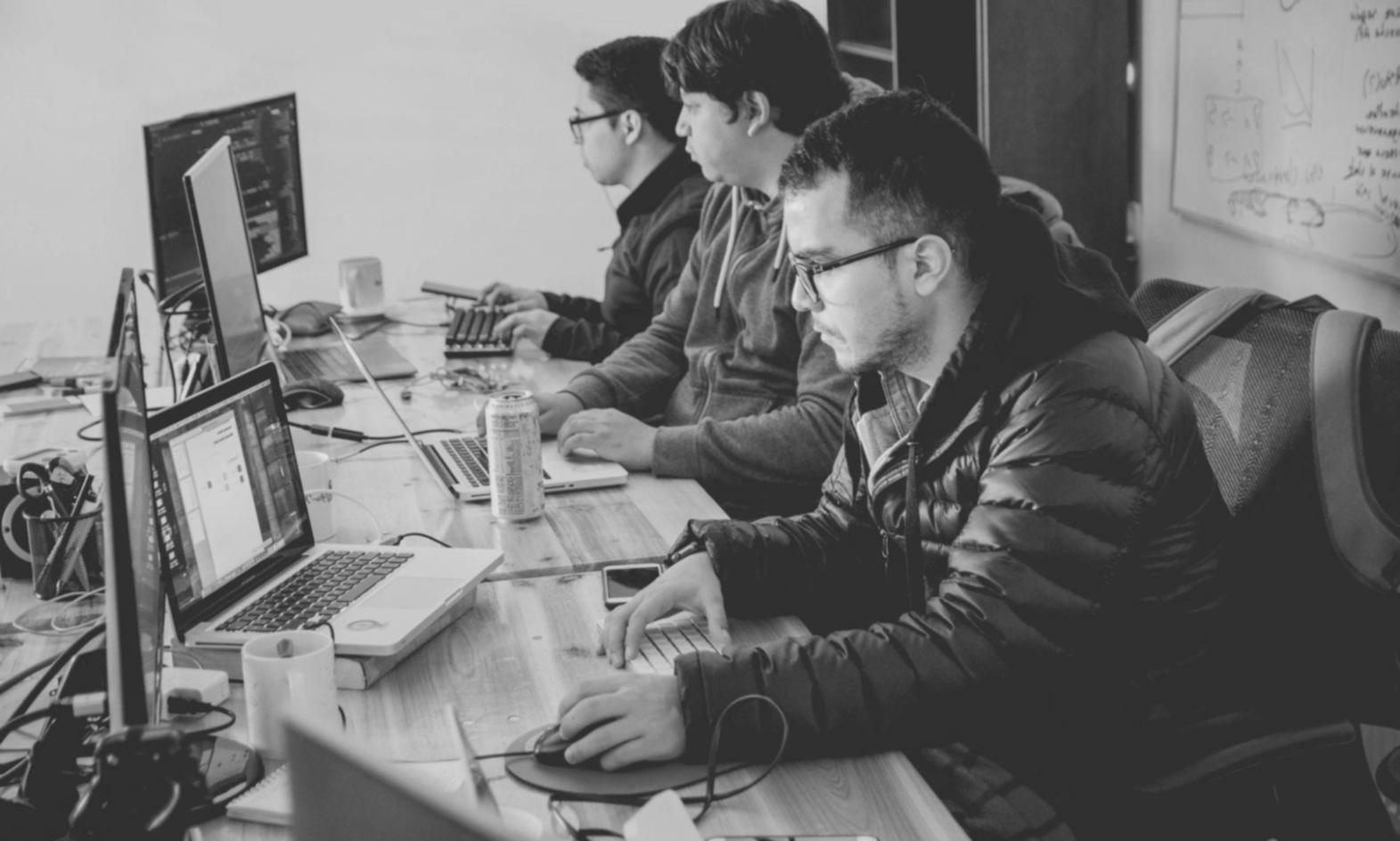 Persona planificando sus finanzas personales con documentos y calculadora